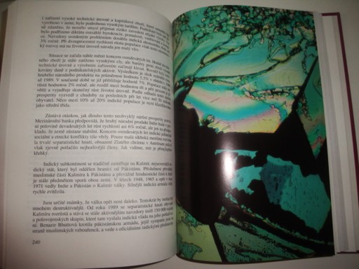 Křišťálová země-M.Centron, O.Davies